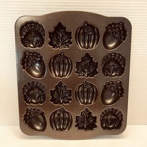 Nordic Ware Autumn Fall Delights Cake Cakelet Pan Cupcakes Brown Acorn Pumpkin